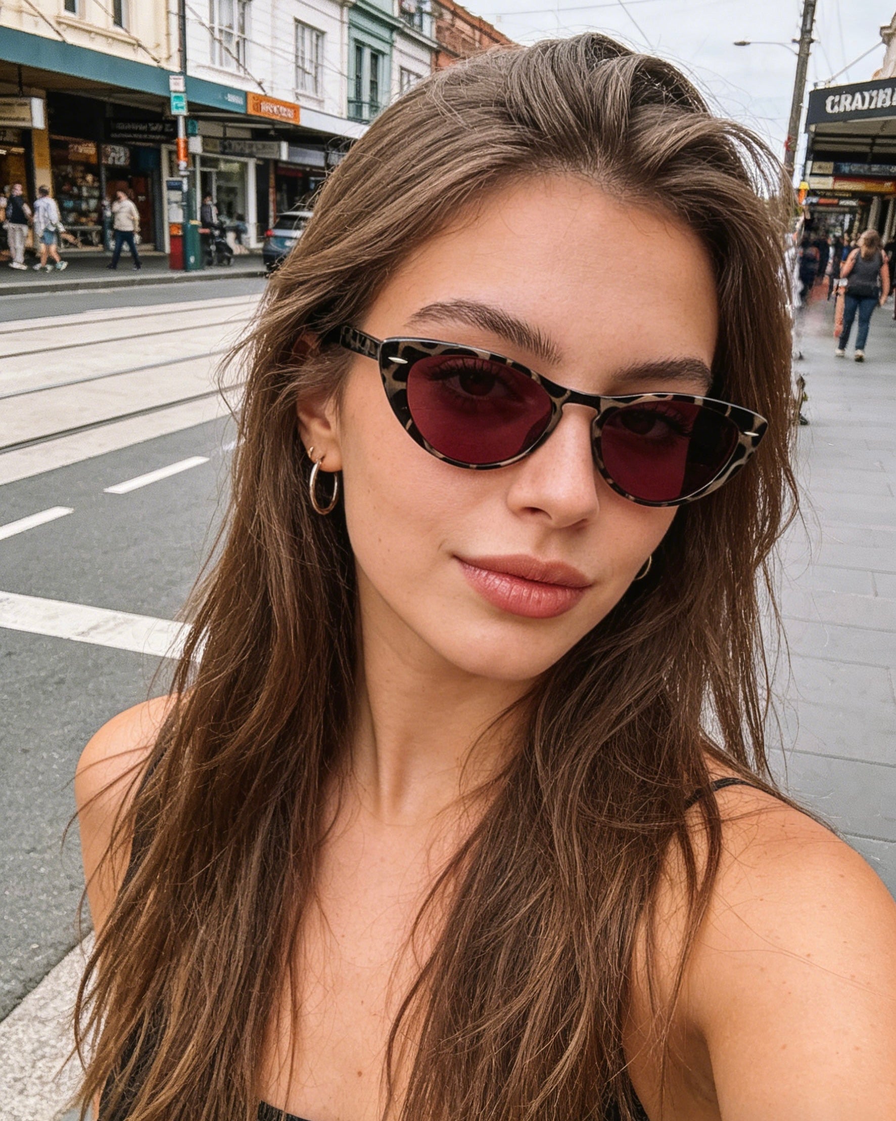 Retro leopard print cat-eye sunglasses with red lenses featuring red polarized lenses and 100% UV protection, high-end fashion eyewear.